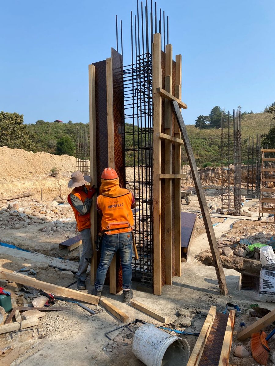 Encofrado de columna de concreto armado por personal de AMPCON
