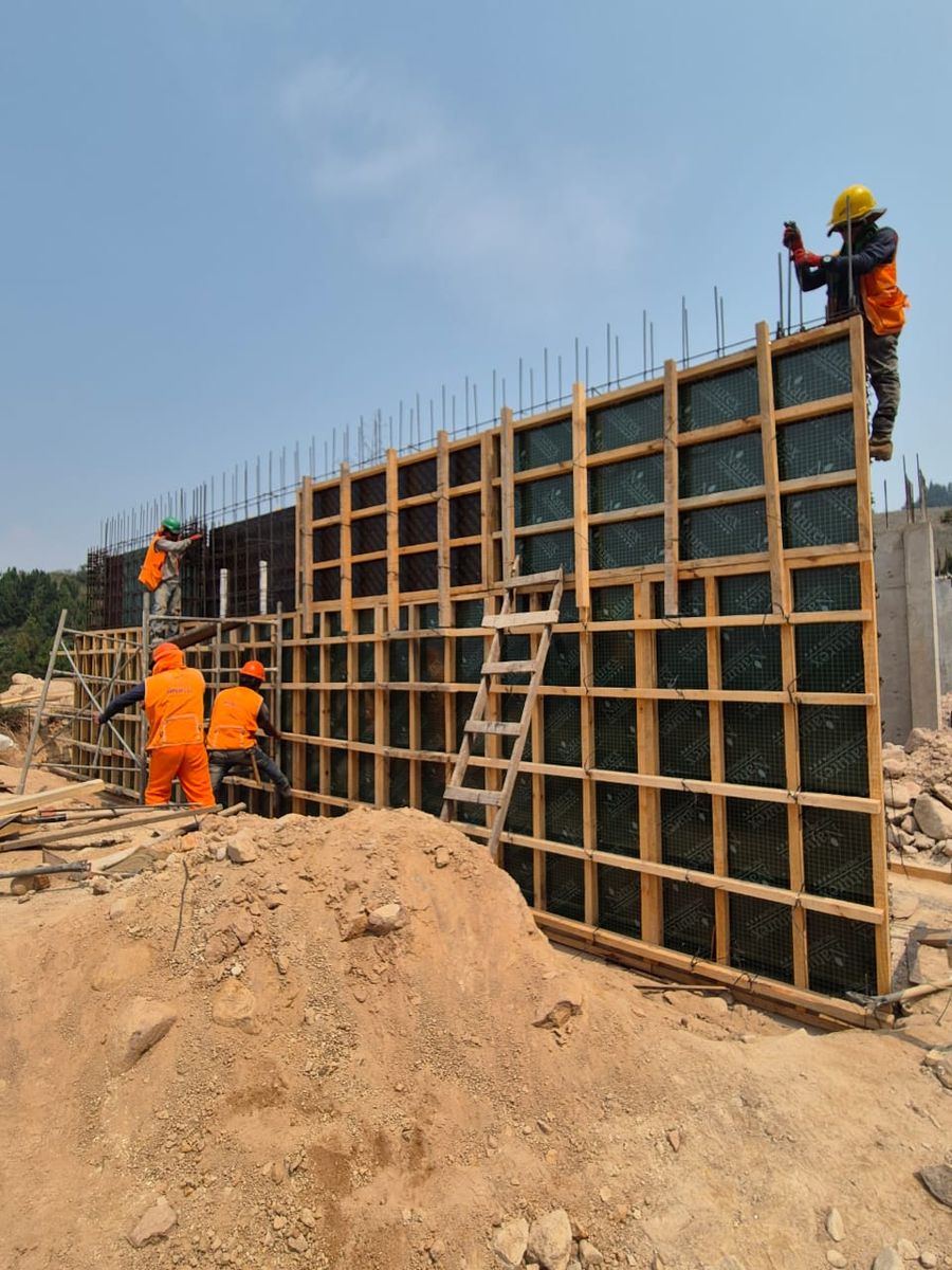 Encofrado de muro de concreto armado con armadura de acero en obra